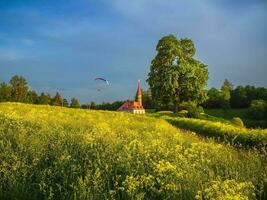 schön Sommer- Landschaft mit ein Palast. extrem Sport. angetrieben Fallschirm im das Abend gegen das Blau Himmel foto