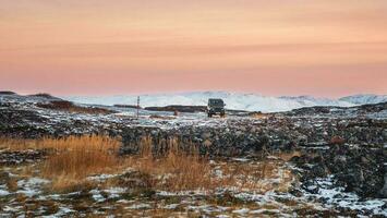 Panorama- Aussicht Abwurf von Touristen durch Wagen. eisig rutschig Arktis Straße durch das Tundra. foto