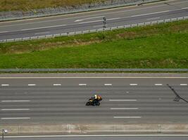 einer Motorrad Reisender ist Rennen auf das Schnellstraße, Antenne Aussicht foto