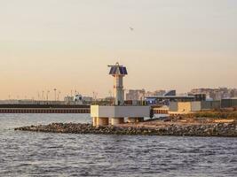 ein solarbetrieben Leuchtturm im das Wasser Bereich von das neva Fluss, st. petersburg. foto