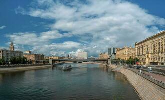 schön Panorama- Ansichten von Moskau. Weiß Schiff auf das Moskau Flusstourismus innerhalb das Land Konzept foto