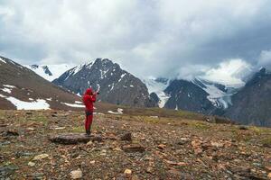 Reise Fotograf nehmen ein Bild von neblig schön Aussicht im hoch Schnee Berge. Reise Freiberufler Blogger Lebensstil, Konzept Abenteuer Reise draussen. extrem Expedition im das Berge. foto