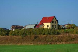 Vorort- Luxus echt Anwesen, modern Hütte auf ein Grün hügel. foto