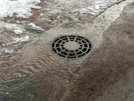 Luke, Drainage System im das Frühling. foto