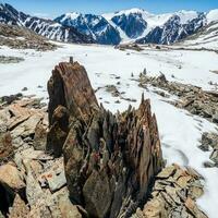 Hochland Landschaft mit geschärft Steine von ungewöhnlich Form. genial szenisch Berg Landschaft mit groß geknackt spitz Steine Nahansicht unter Schnee unter Blau Himmel im Sonnenlicht. Scharf Felsen. foto