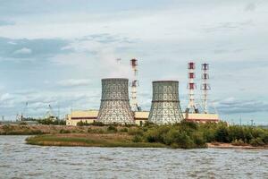 Schornsteine von ein Leistung Anlage, ein industriell Kreis im das Südwesten von Heilige Petersburg foto