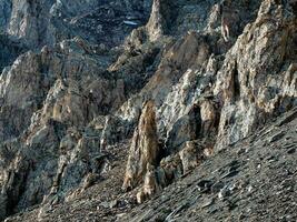 genial szenisch Berg Landschaft mit groß geknackt spitz Steine Nahansicht im Sonnenlicht. Scharf Felsen Hintergrund. foto