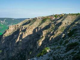 Dorf auf ein hoch Cliff. hoch Berg Stadt auf das Felsen. Berg Plateau mit ein Dorf über ein Cliff. Dagestan. foto