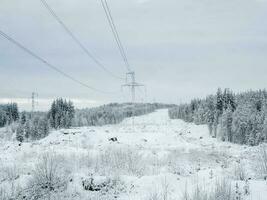 Leistung Türme im das schneebedeckt Nord Berge. foto