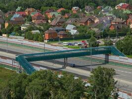 bedeckt Fußgänger Brücke Über das Autobahn. Fußgänger Zebrastreifen Über das Autobahn im Moskau foto