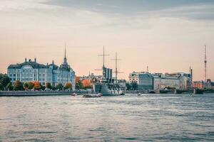 Kreuzer Aurora Aussicht von das neva Fluss im das Abend. das Schlachtschiff funkelte großartig Oktober kommunistisch Revolution im 1917. foto