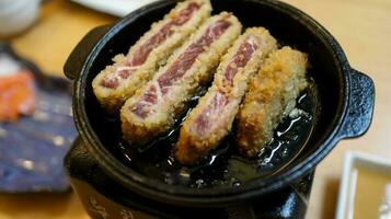 gyukatsu oder gyu Katsu ist ein knusprig tief gebraten Selten Rindfleisch Schnitzel serviert mit heiß Mini Grill, von nett Mittel Rindfleisch zu Gut erledigt Rindfleisch, sehr zärtlich wagyu Rindfleisch. foto