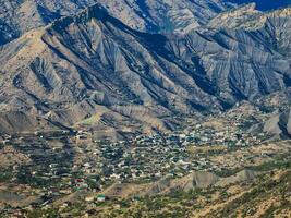 Dorf im das Schlucht von das Kaukasus Berge. hoher Berg Dorf im Dagestan. foto