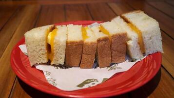 srikaya Toast oder Kokosnuss Marmelade Brot Toast, Beliebt Dessert von Malaysier, Indonesier und Singapurer, ein Toast Brot mit kaya Marmelade ist ein Süss Verbreitung gemacht von ein Base von Kokosnuss Milch, Eier und Zucker. foto