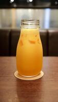 gesund Gelb Orange Saft im ein Glas Flasche. foto