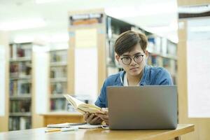 Schüler studieren beim Bibliothek. foto