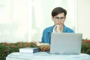 Schüler studieren draussen mit Laptop. foto