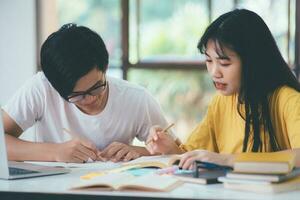 ein asiatisch Studenten sind lesen Bücher und lernen, unterrichten zusammen. foto