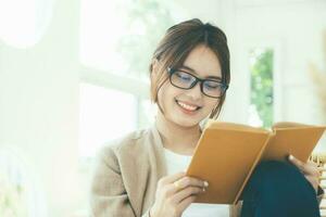 jung Collage Schüler lesen ein Buch Sitzung im ein Stuhl. foto