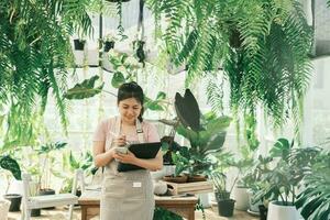 jung Frau Pflanze Geschäft Inhaber ist Überprüfung Kunde bestellen von Webseite foto