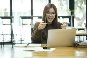 jung asiatisch weiblich Schüler Lernen online mit Laptop. foto
