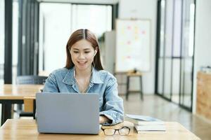 jung weiblich Schüler Lernen online mit Laptop. foto