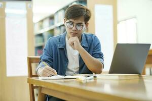 Schüler studieren beim Bibliothek. foto