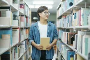 Schüler lesen Buch beim Bibliothek. foto