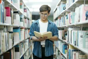 Schüler lesen Buch beim Bibliothek. foto