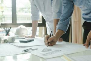 Ingenieur, Architekten Arbeiten zusammen. foto