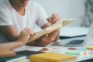 schließen oben ein asiatisch Studenten sind lesen Bücher und lernen, unterrichten zusammen. foto