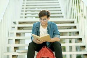 Schüler studieren draussen mit Laptop. foto