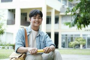 jung männlich Schüler beim Universität Campus. foto