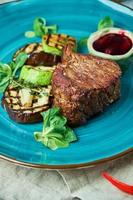 Steak mit Grillgemüse und Loganbeersauce foto
