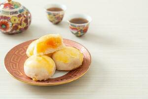 chinesisches Gebäck Mondkuchen mit gesalzenem Ei Erdnuss oder Frühlingsrollengebäck mit Nüssen und gesalzenen Eiern foto