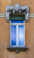 Bergamo, Italien. 2021 - traditionelle Fensterfassade foto