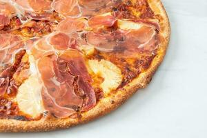 Pizza mit Prosciutto oder Parmaschinken Pizza foto