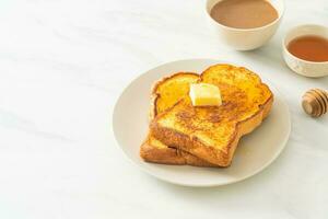 French Toast mit Butter und Honig foto