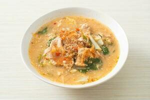 Sukiyaki-Suppe mit Schweinefleisch nach thailändischer Art foto