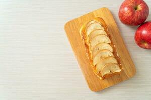 Apfelkuchen auf Holzbrett zerbröselt foto