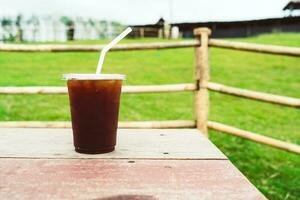 Americano-Kaffee auf Holztisch mit Bergblick im Hintergrund foto