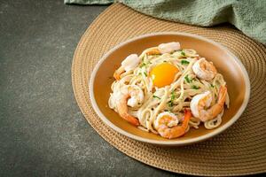 Spaghetti weiße Sahnesauce mit Garnelen und Eigelb foto