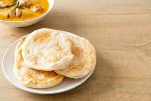 Hühner-Curry-Suppe mit Roti foto