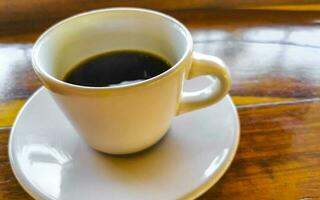 Tasse von Americano schwarz Kaffee im tropisch Restaurant Mexiko. foto