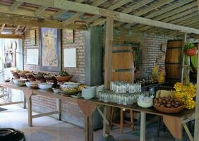 Bauernhaus Zimmer gefüllt mit Essen und Möbel foto