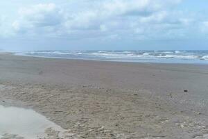 Strand, Meer, Himmel ohne Menschen beim das Norden Meer im das Niederlande foto