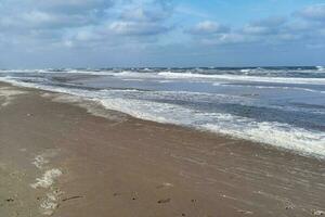 Strand, Meer, Himmel ohne Menschen beim das Norden Meer im das Niederlande foto