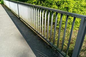 Fußgänger Brücke im das Stadt foto