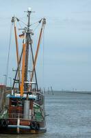 Boote im das Hafen beim das Nord Meer foto