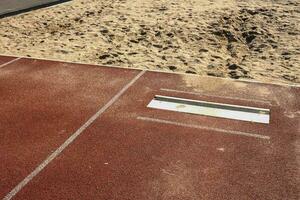 Springen Tafel von ein lange springen Einrichtung mit Sand Grube foto